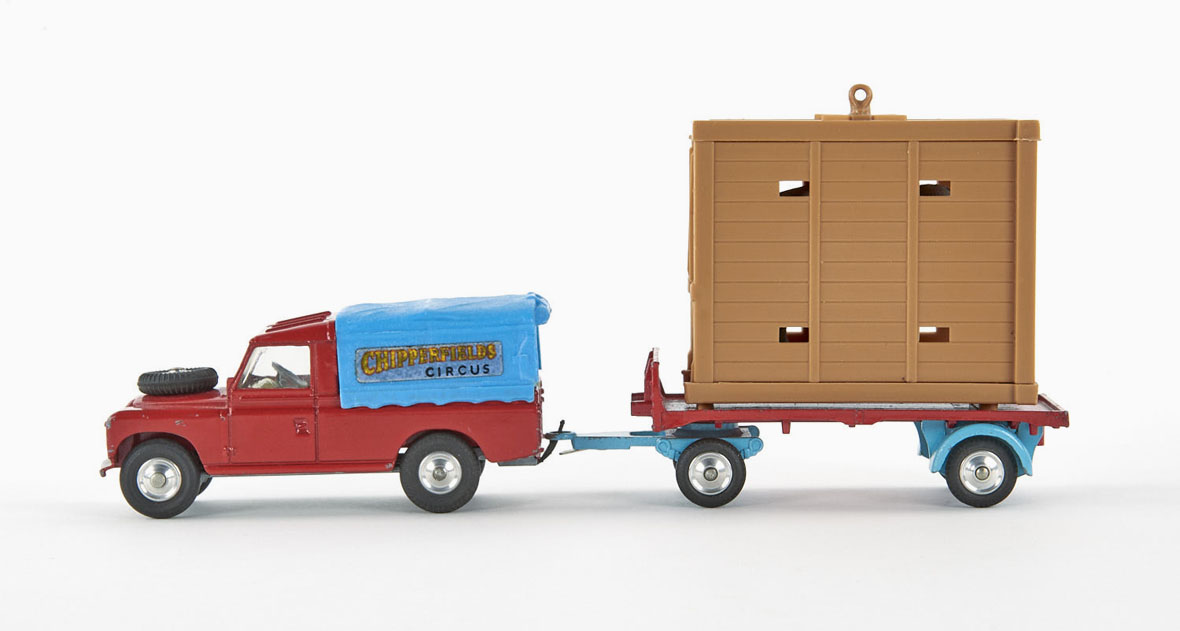 Corgi Toys Giftset 19 Chipperfields Land Rover with Elephant on