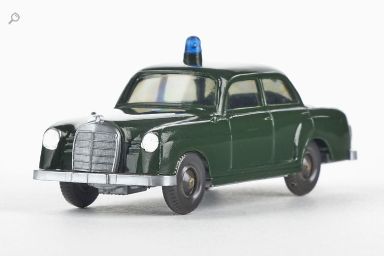 Mercedes Benz 180 Polizeiwagen mit Sockelblaulicht